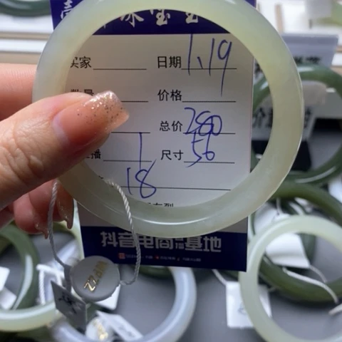 和田玉手镯未镶嵌时**酒