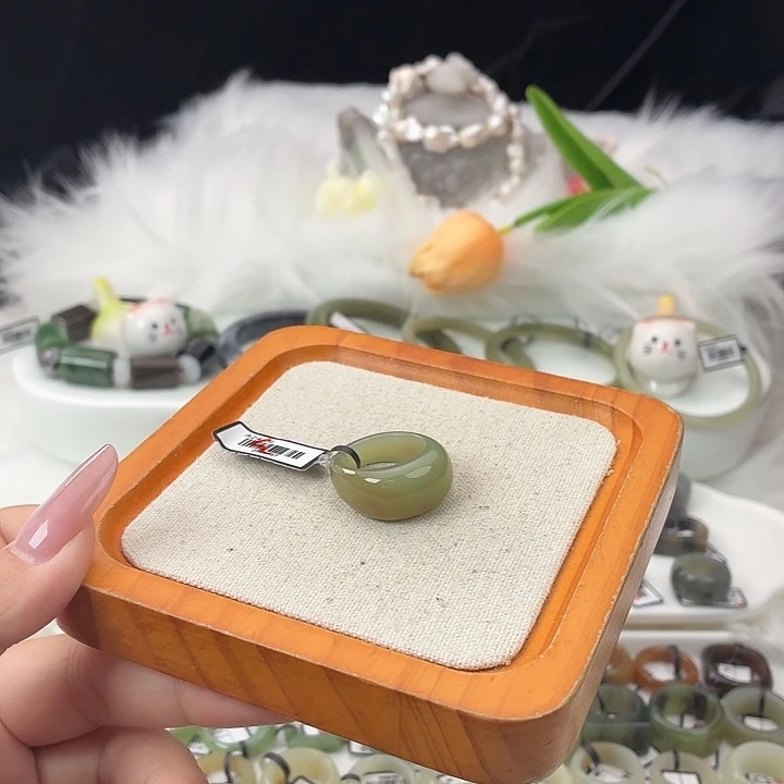 和田玉（糖玉）未镶嵌戒指t25翠青飘糖馒头直径17.7不退换