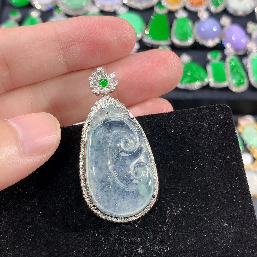 翡翠18K金镶嵌颈饰