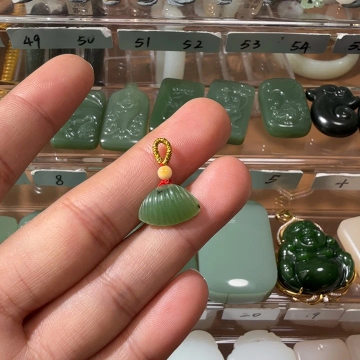 和田玉颈饰未镶嵌正宗俄碧七号矿辈辈有福略带小黑点（活动价）