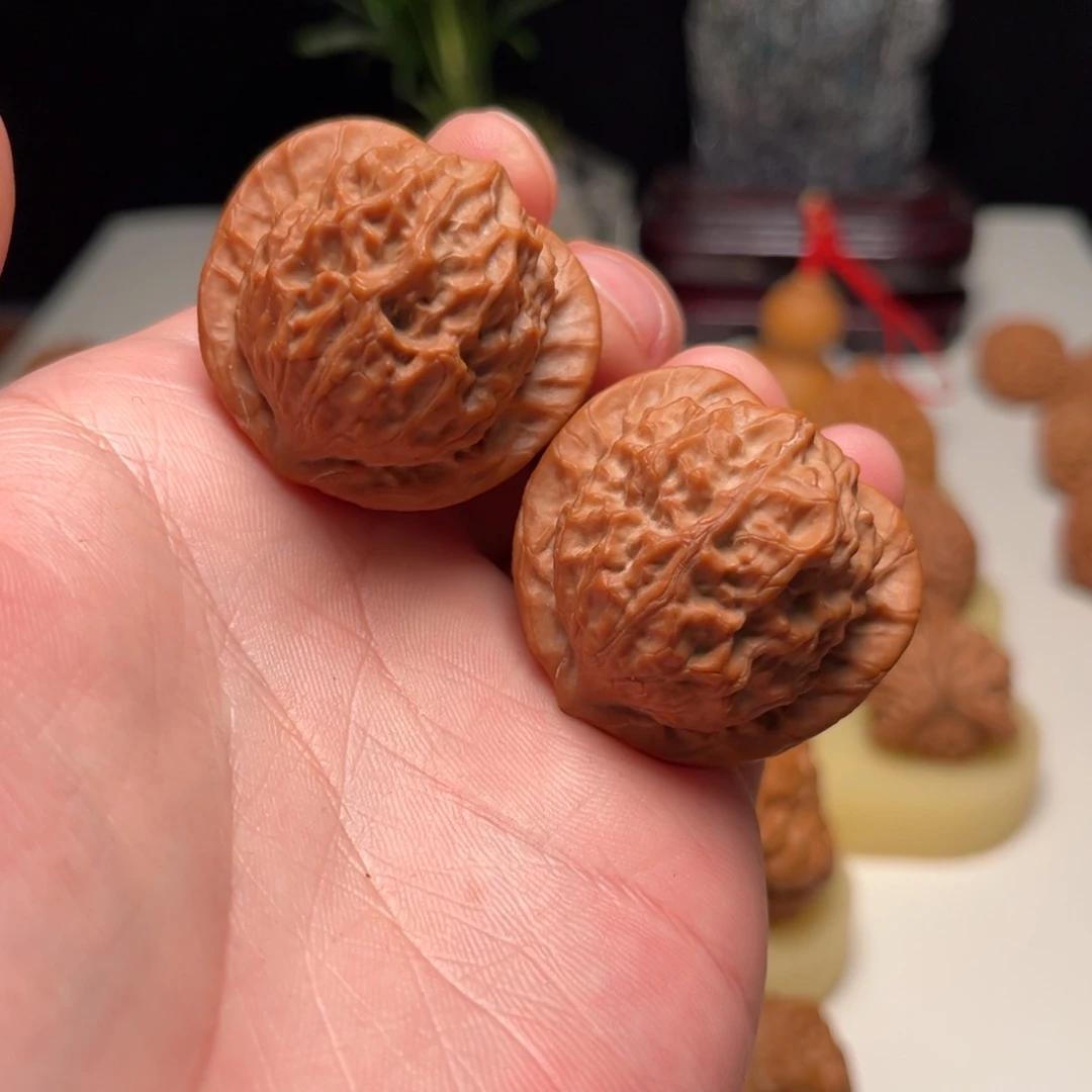 文玩核桃吊坠红皮瓷娃娃