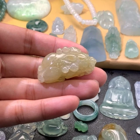 翡翠未镶嵌颈饰挂件