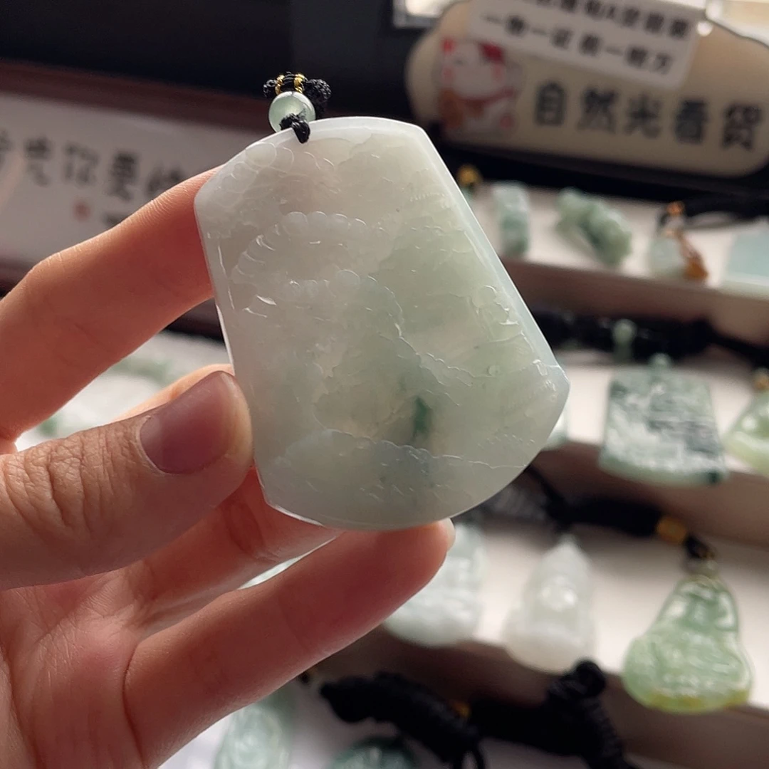 翡翠未镶嵌颈饰山水