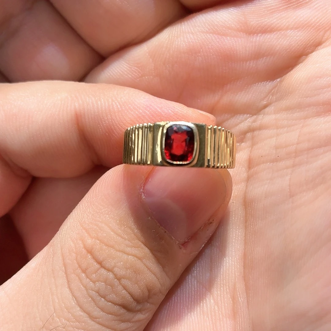 18K金镶嵌戒指尖晶石18k金镶嵌尖晶石戒指