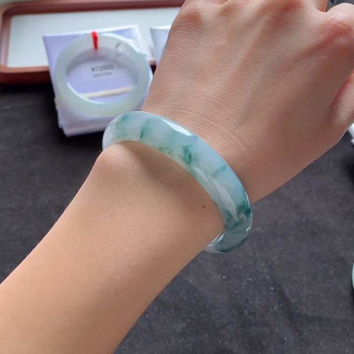 翡翠手镯未镶嵌手镯