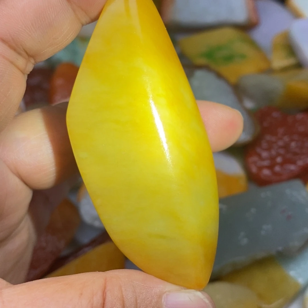 翡翠挂件未镶嵌缅甸的