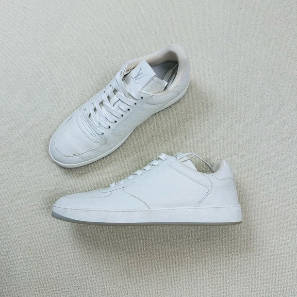 95新 LouisVuitton/路易威登 满印压纹老花休闲鞋/43码/WL1980