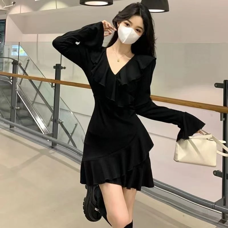 连衣裙甜美新品辣妹黑色秋冬子女高级感内荷叶打底小黑裙修身短裙