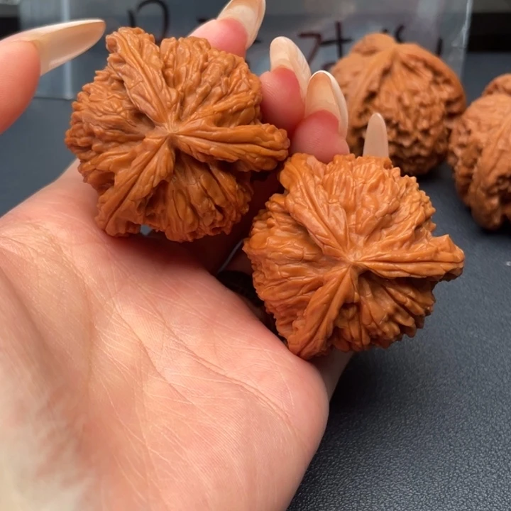 用***0文玩核桃吊坠白狮子