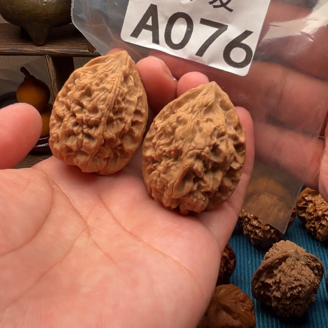 文玩核桃吊坠十三陵鸡心