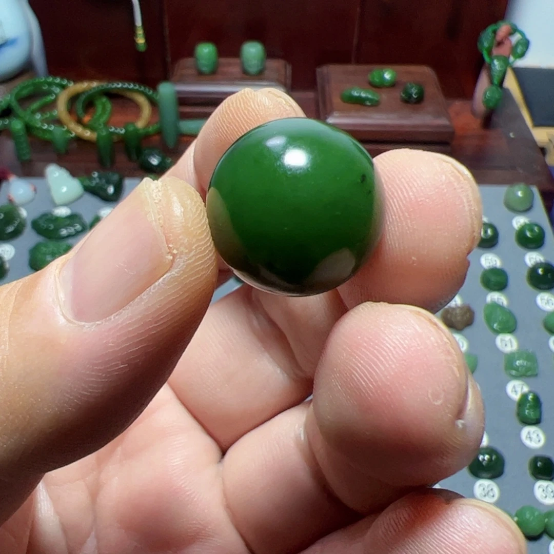 L***柜和田玉（碧玉）未镶嵌颈饰