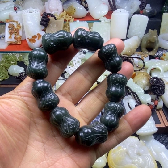 颈饰未镶嵌透闪石质玉