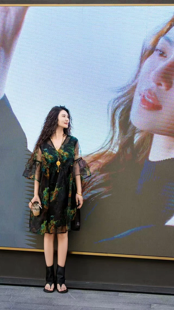 museguhui/木色古汇82582#印花休闲喇叭袖V领休闲时尚气质连衣裙