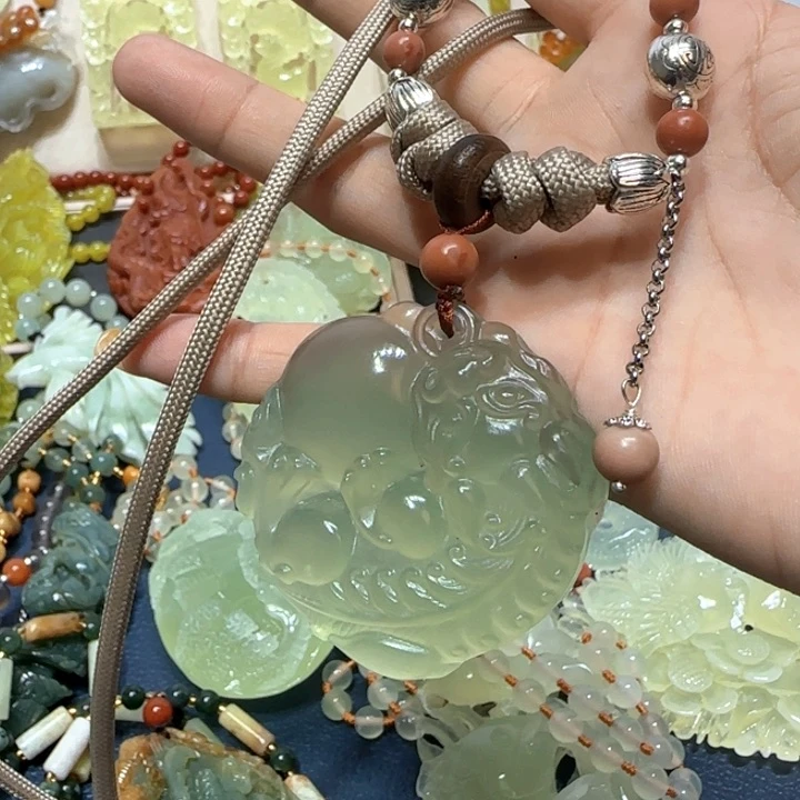 未镶嵌蛇纹石玉吊坠