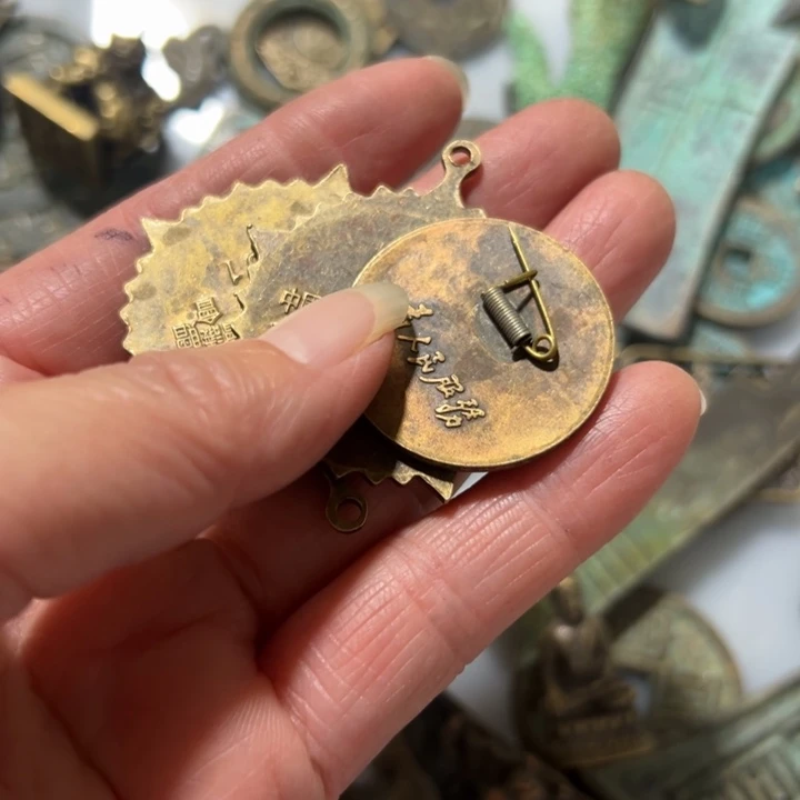 进***芳只买单纯的吊坠，没带链子，属的性质。