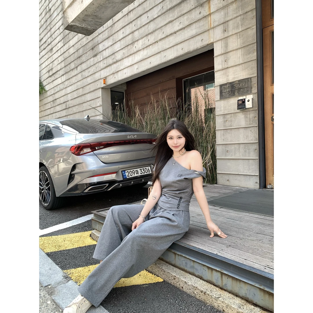 野生辣辣 微胖mm性感一字肩设计感T恤女夏季法式斜领露肩大码套装