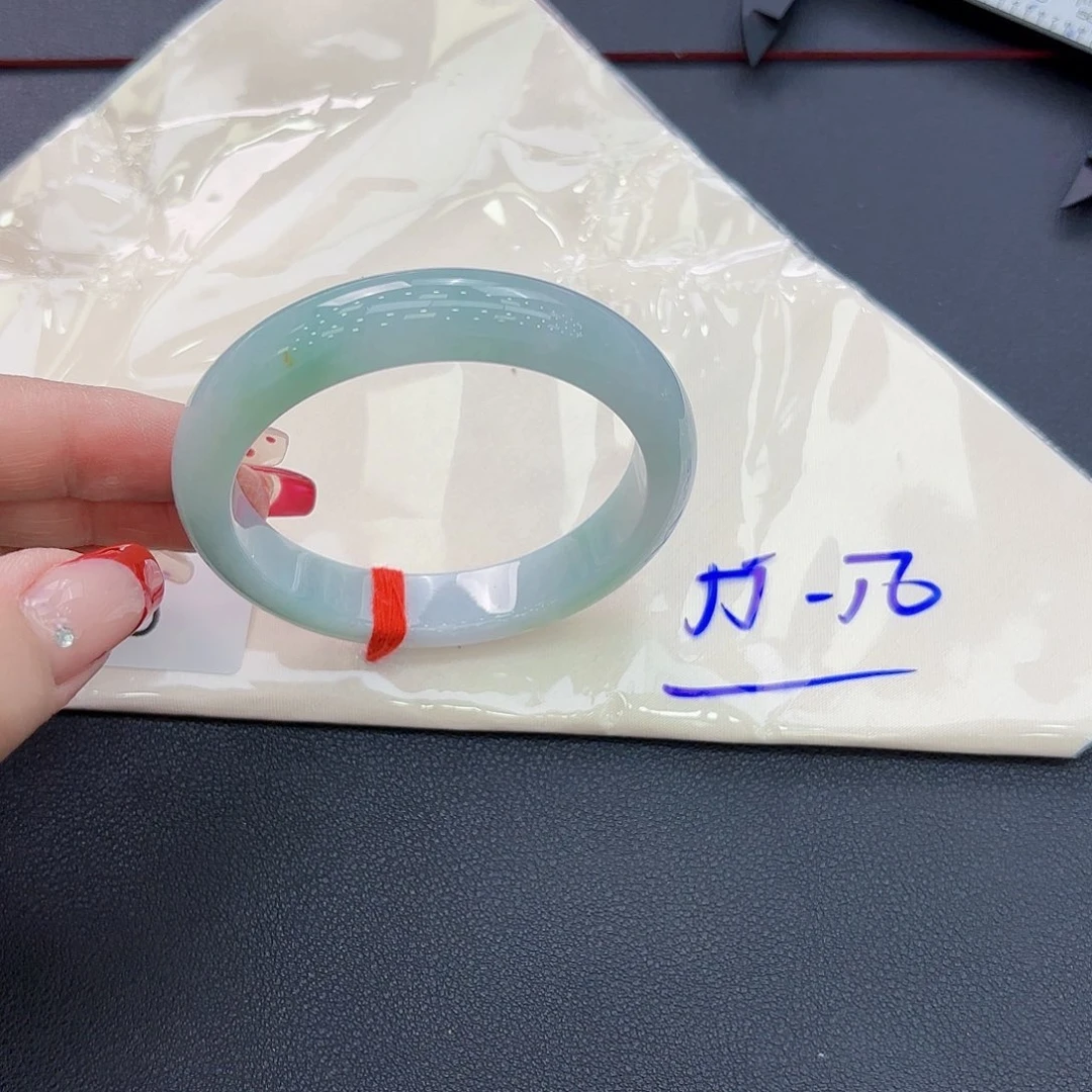 翡翠手镯未镶嵌手镯