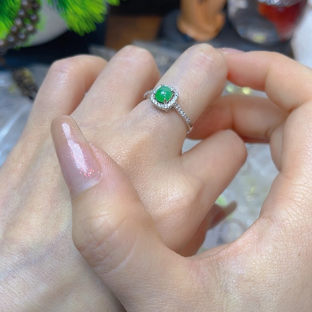 翡翠银S925镶嵌戒指一。 ？