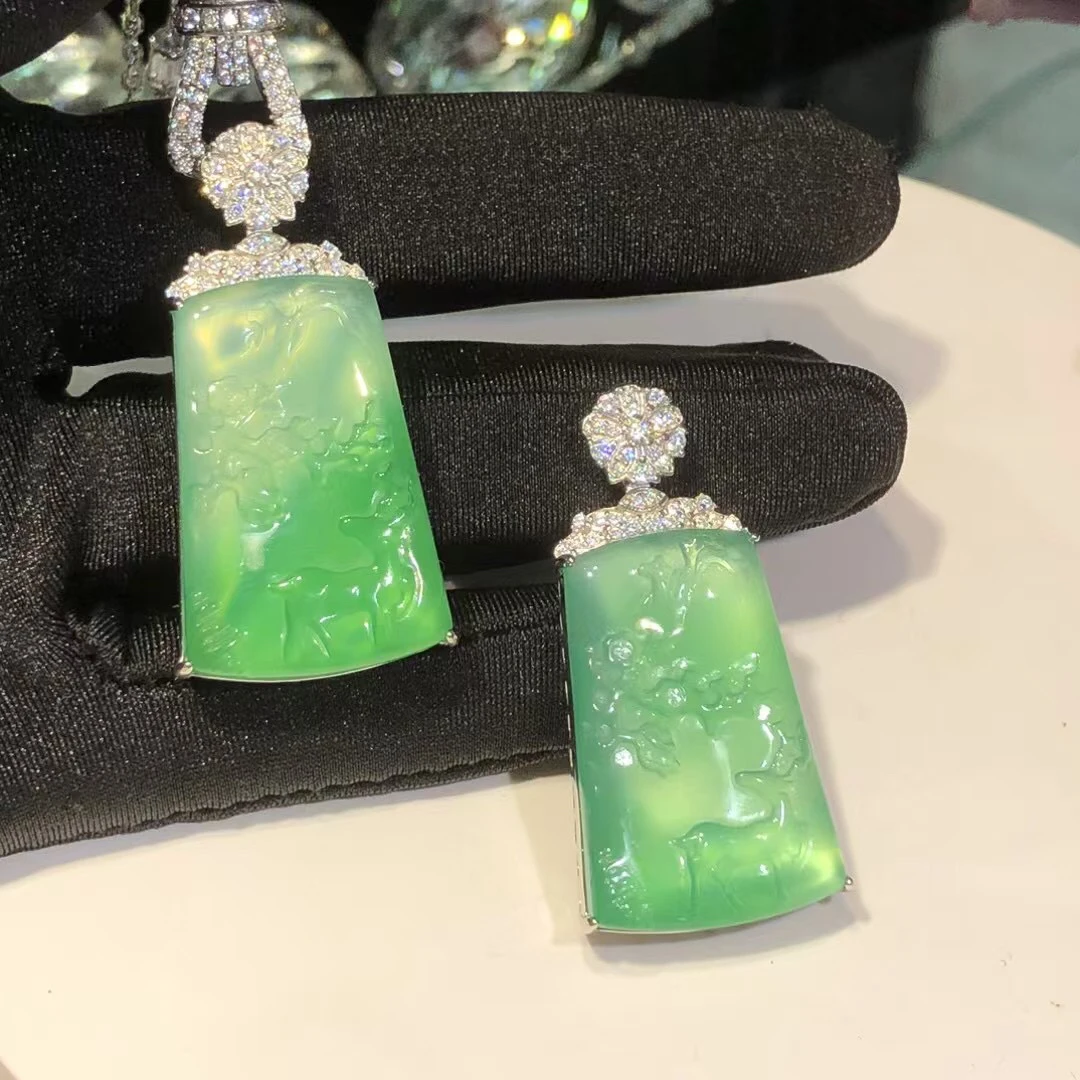 s925银饰镶嵌小众珠宝精美飘绿甜绿玉髓鹿牌挂件女款轻奢玉石吊坠