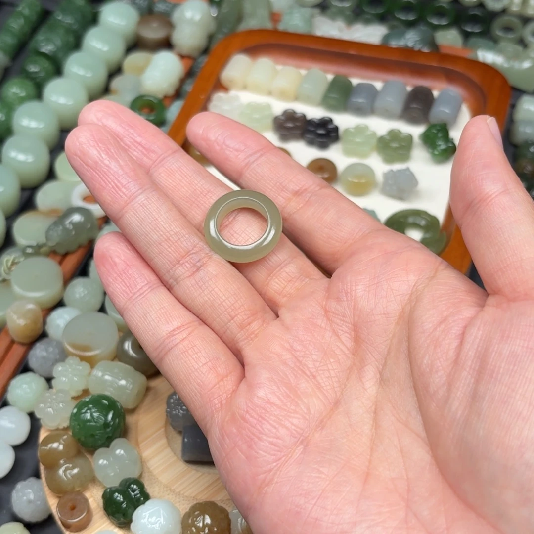 P***t和田玉未镶嵌颈饰