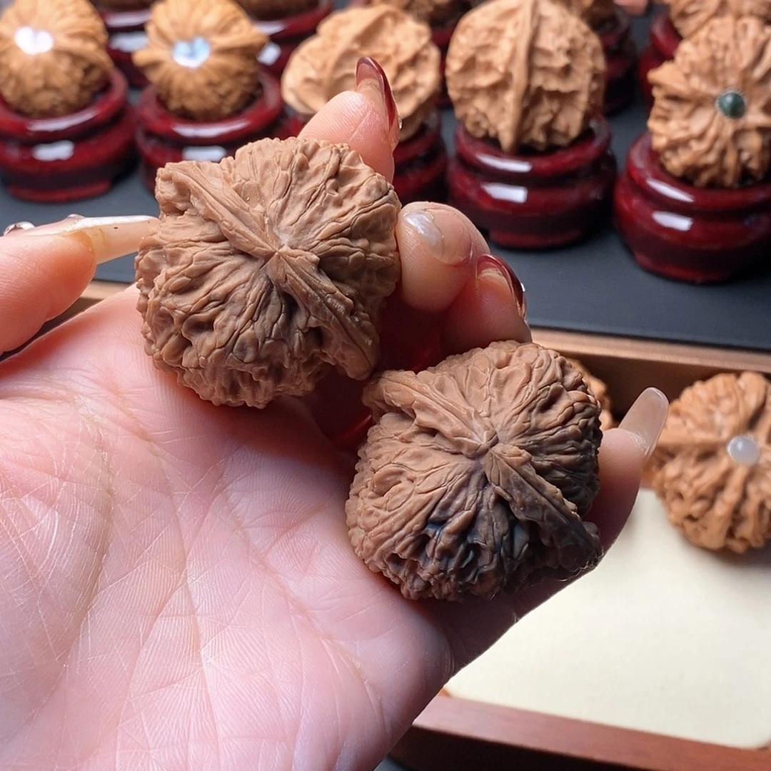 文玩核桃吊坠就**张白狮子