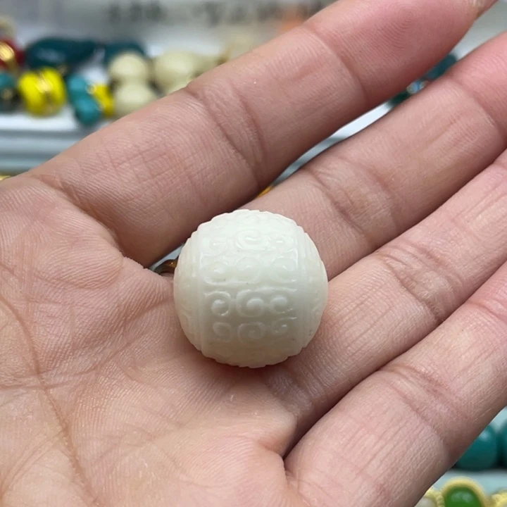 琉璃颈饰雪巴琉璃