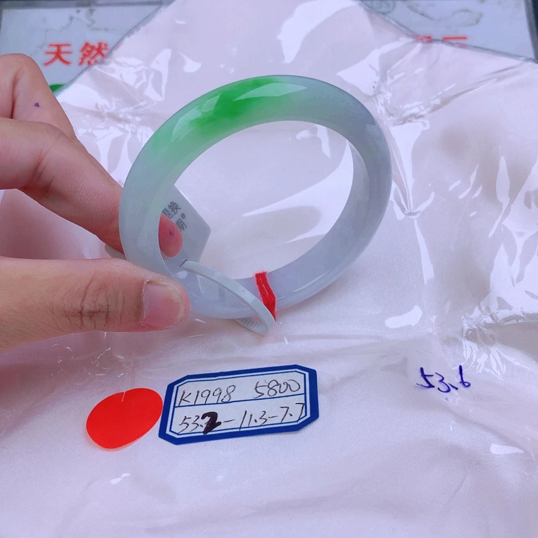 翡翠手镯未镶嵌翡翠