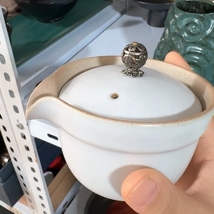 主人杯一个，瓷。。品茗