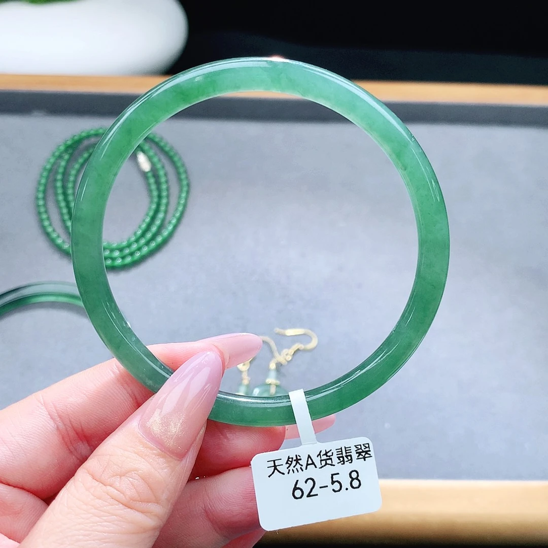 未镶嵌手镯（圆镯）翡翠