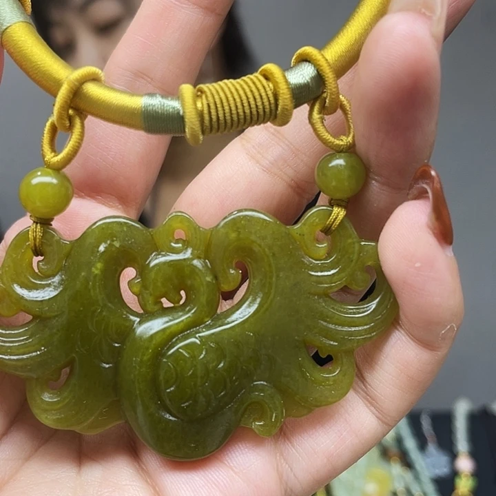 蛇纹石玉未镶嵌颈饰