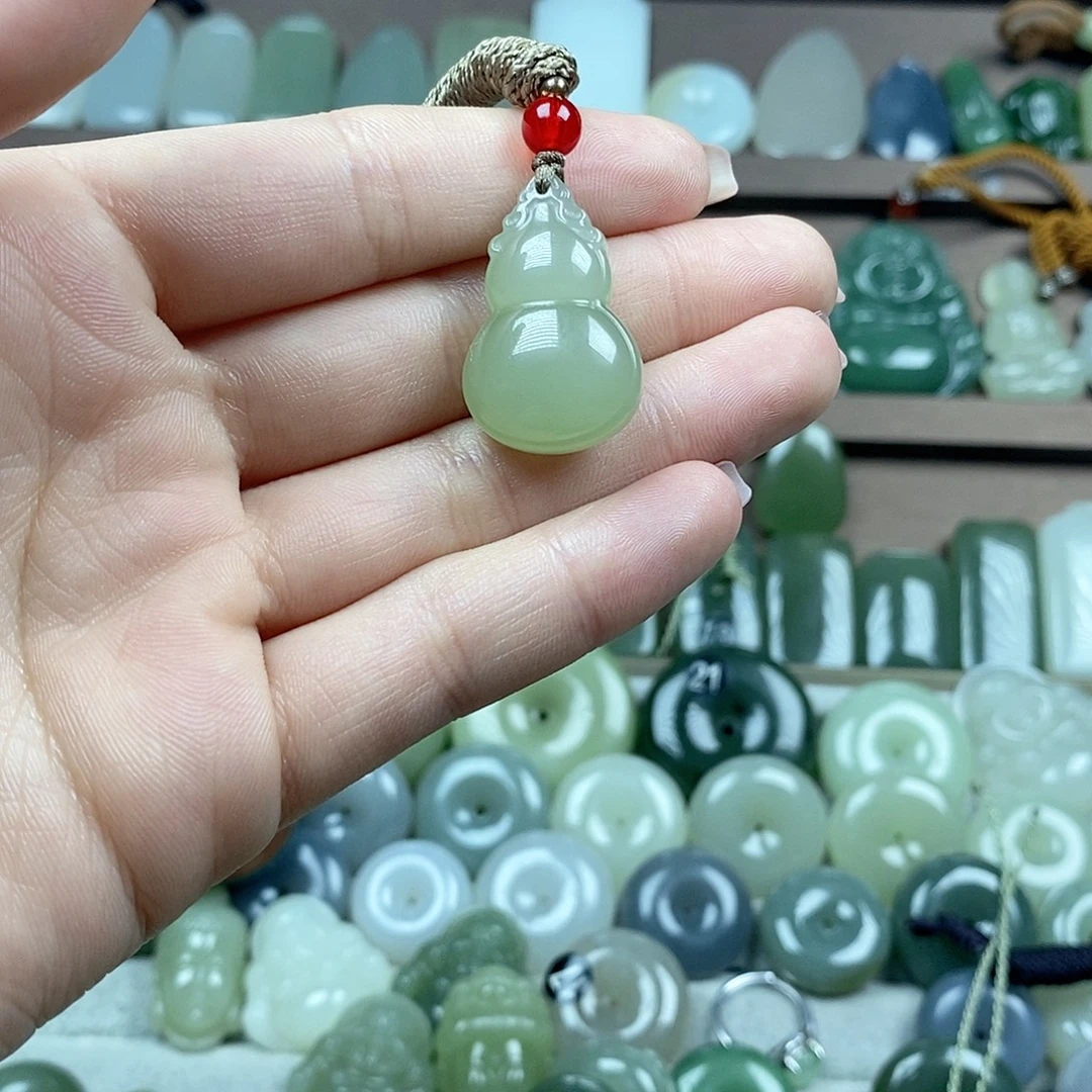 和田玉未镶嵌颈饰葫芦