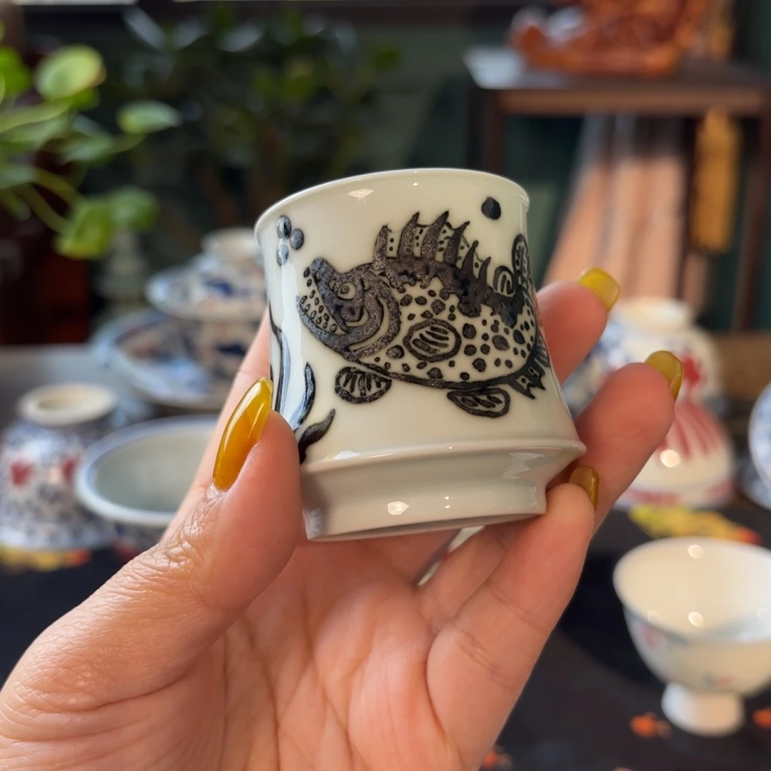 青花手绘轻雨鱼藻竹节杯