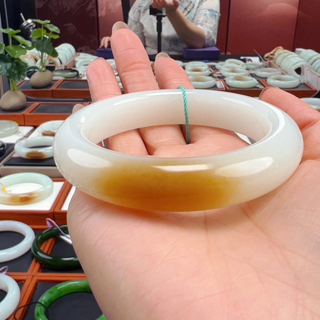 和田玉手镯未镶嵌顺**筑