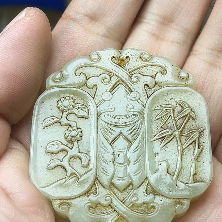 用***1颈饰未镶嵌和田玉（青白玉）