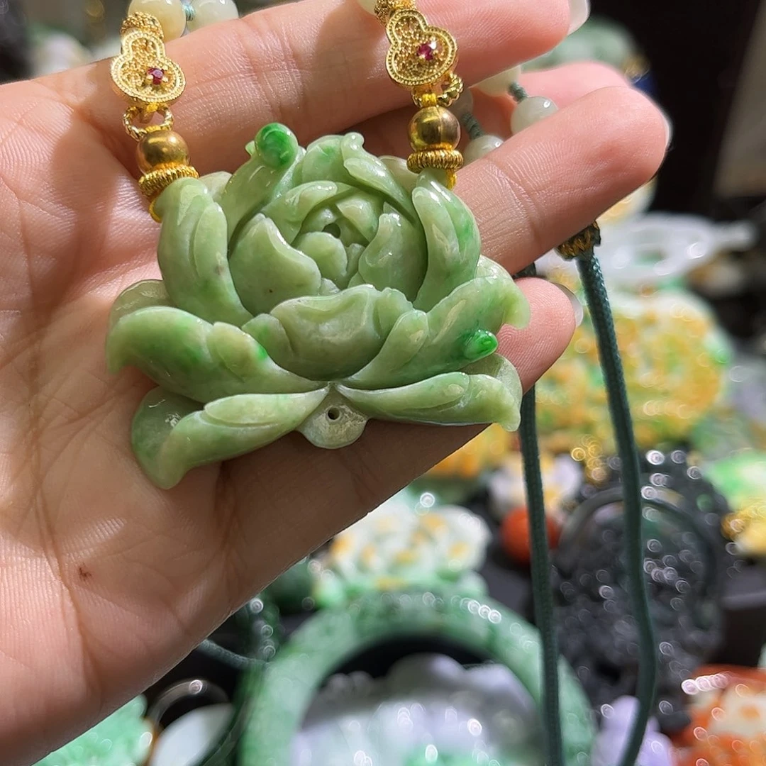 翡翠未镶嵌颈饰待编织