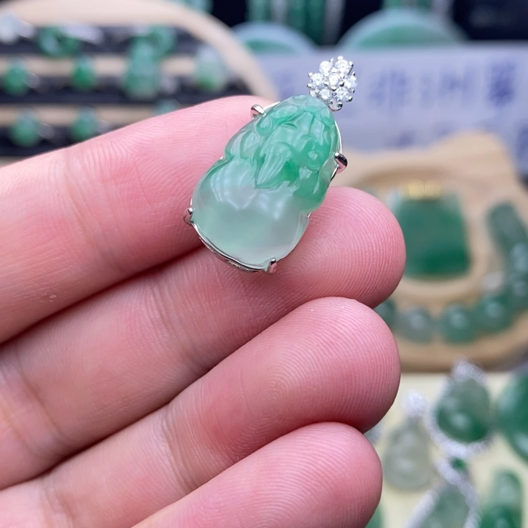 未镶嵌石英质玉（非洲翠）车挂