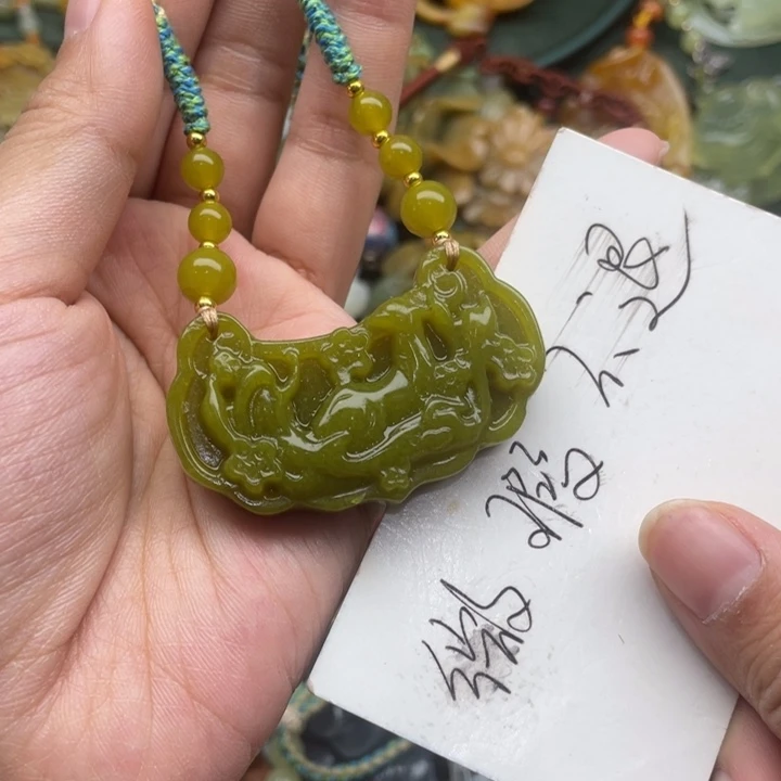 蛇纹石玉吊坠合金