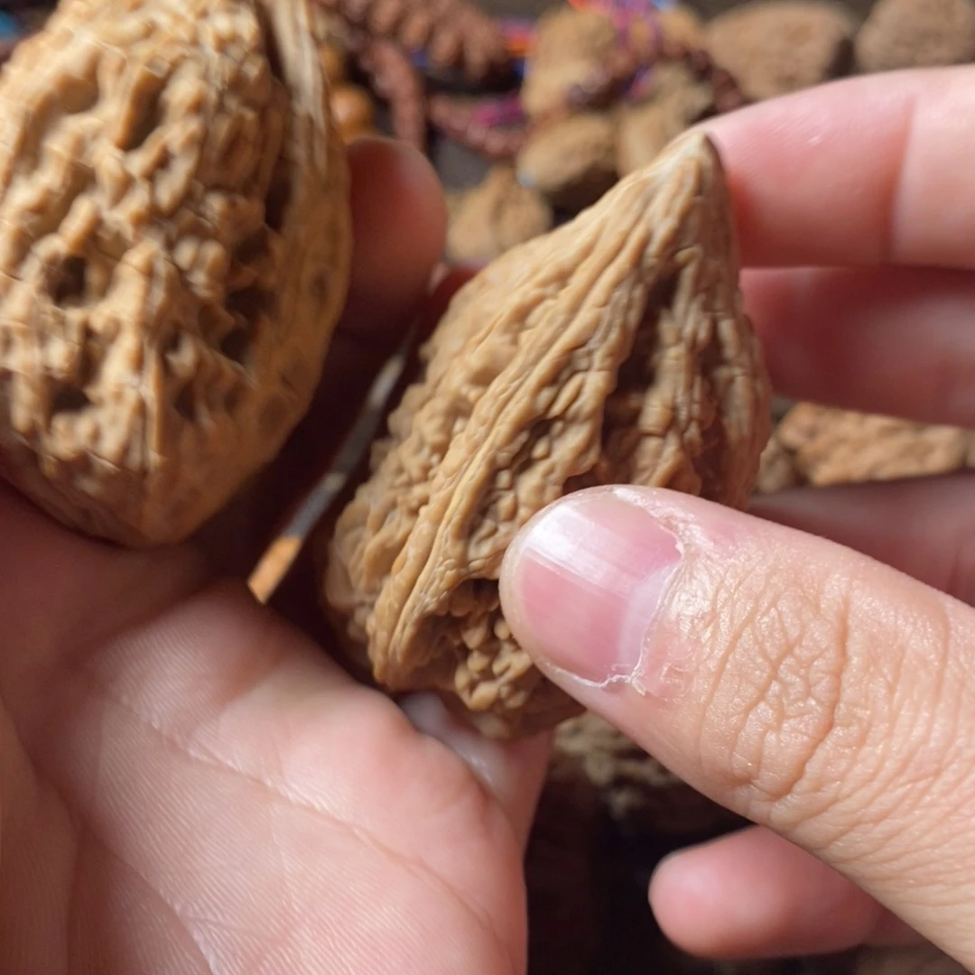 文玩核桃吊坠大姑石一根筋