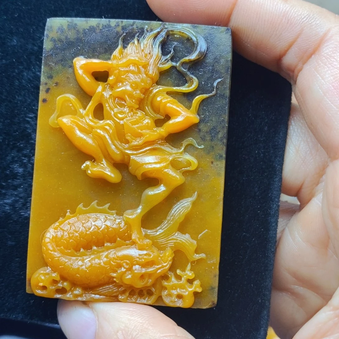 未镶嵌石英质玉（黄龙玉）颈饰