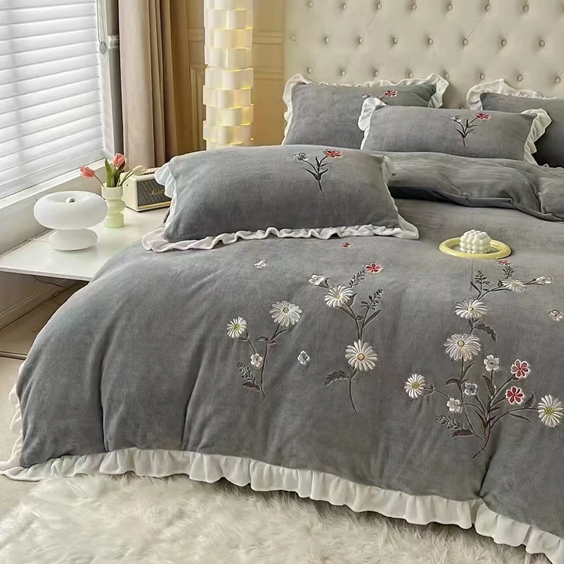 牛奶绒的四件套，尺寸被套2米乘2.3米，床单2.45X2.5枕套48X74