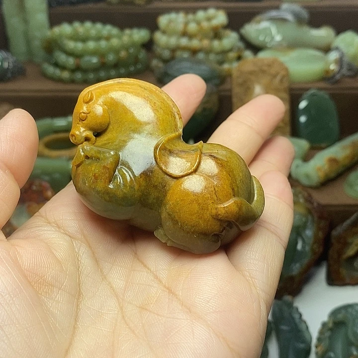 孜***卷颈饰未镶嵌岫岩河磨玉（透闪石质玉）