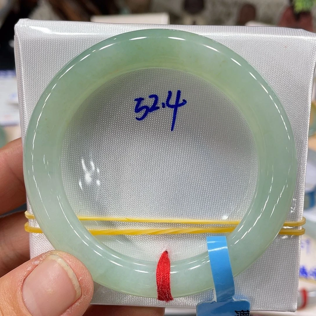 翡翠手镯未镶嵌翡翠