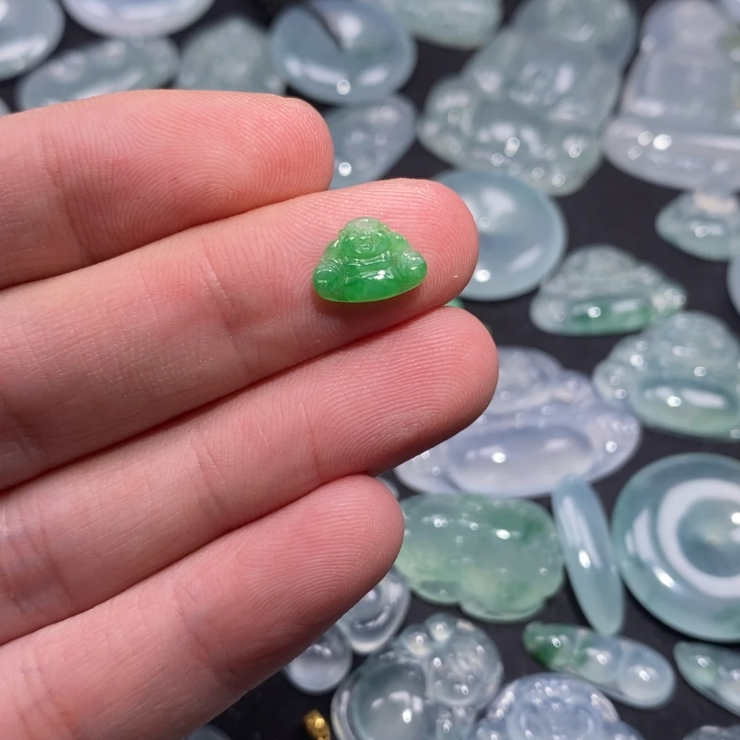 翡翠未镶嵌颈饰佛公