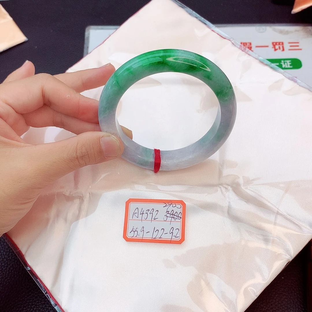 翡翠手镯未镶嵌翡翠