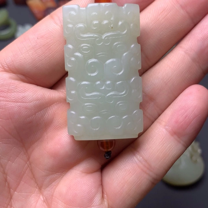 天***晴和田玉未镶嵌颈饰