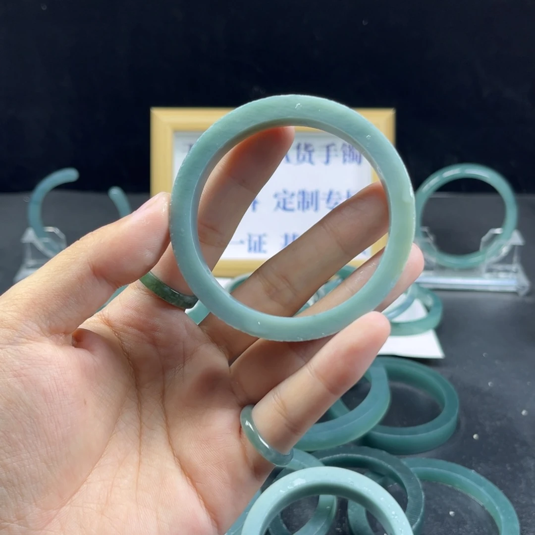 人****定制翡翠未镶嵌手镯