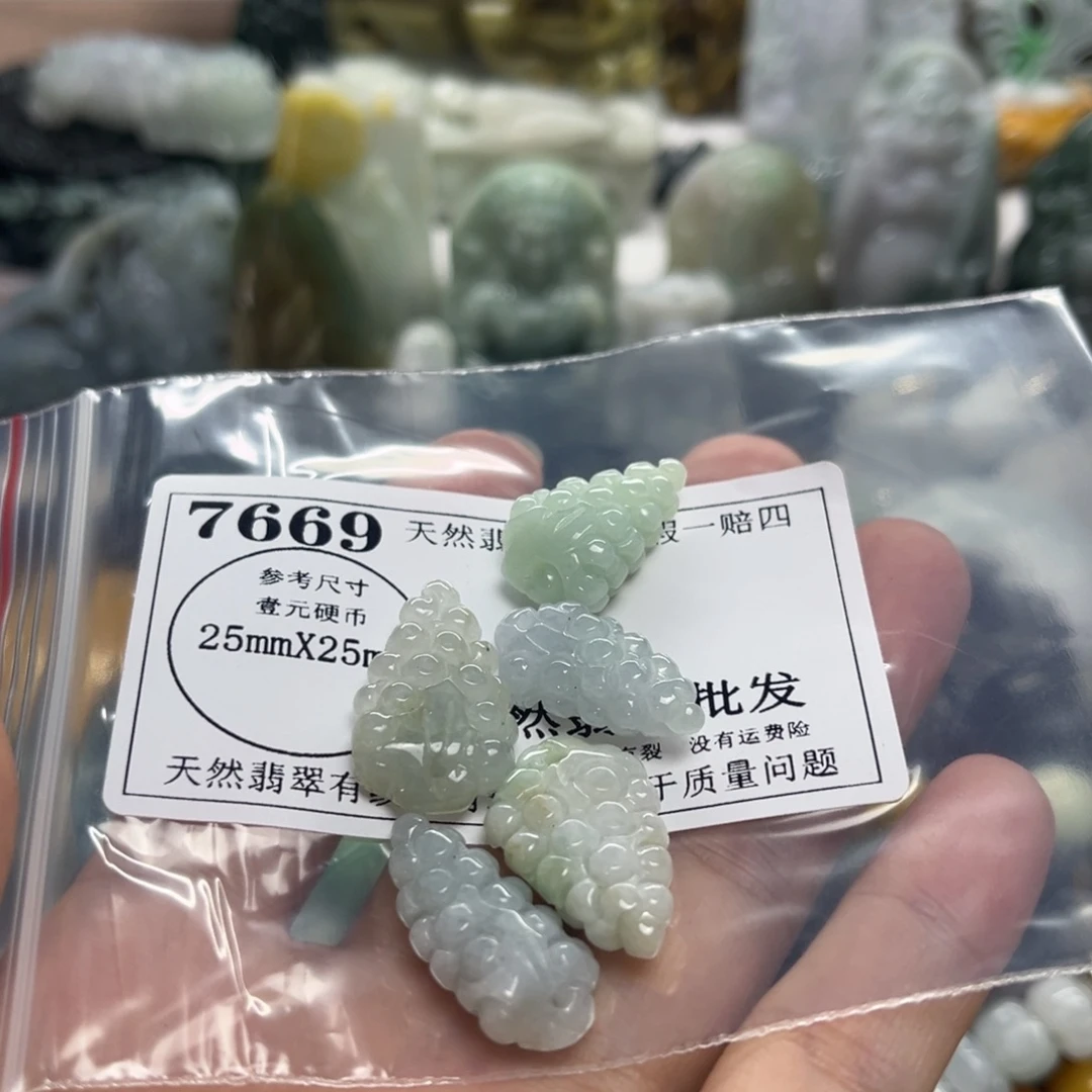 翡翠未镶嵌颈饰7669