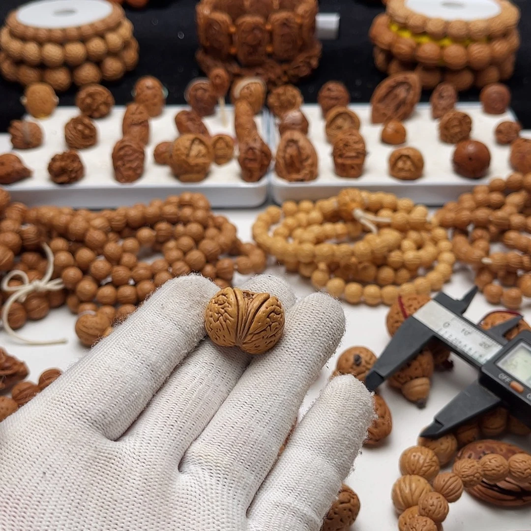 景***页手工桃核工艺制作