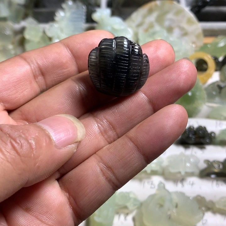 蛇纹石玉未镶嵌颈饰掌上明珠