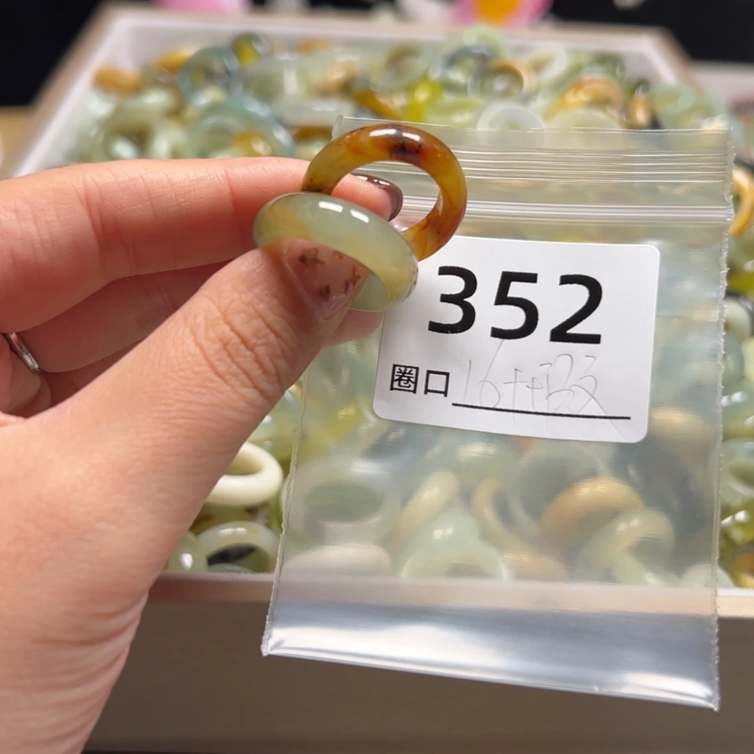 大***娜蛇纹石玉未镶嵌戒指